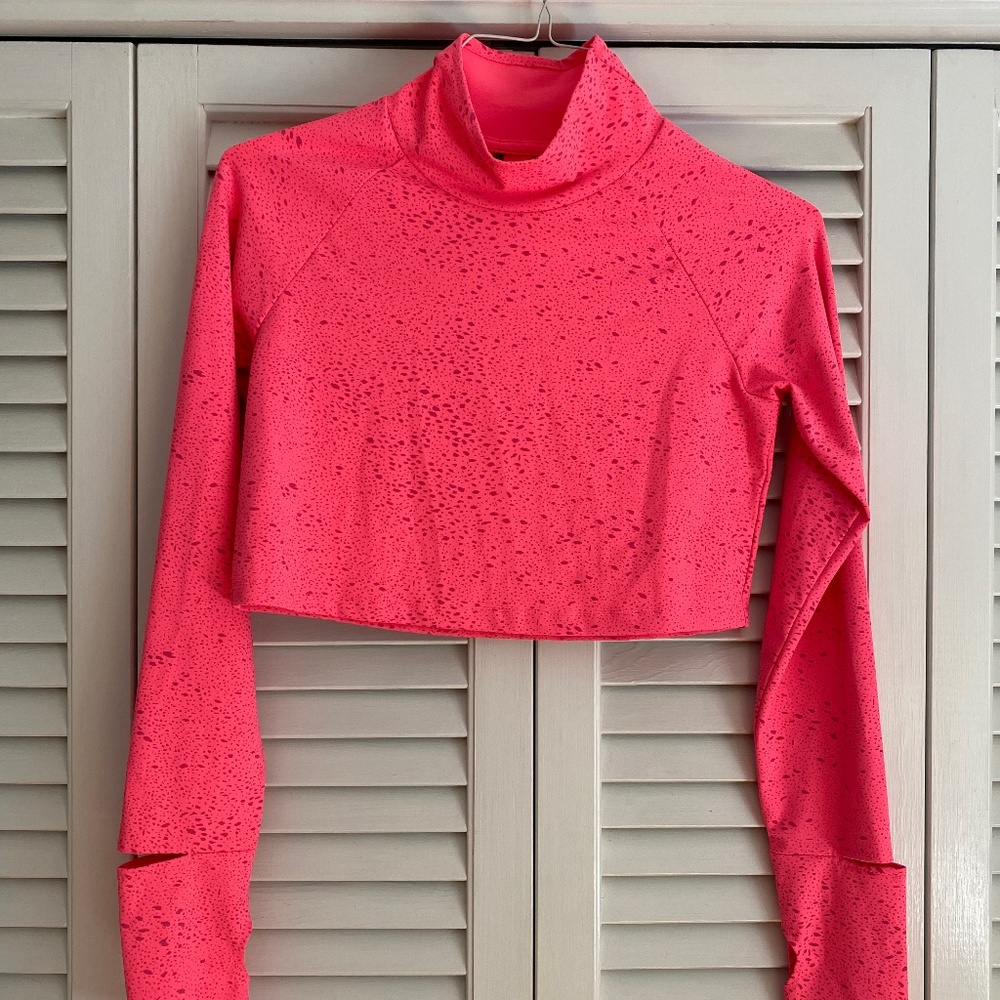 Oiselle reflective long sleeve cropped running shirt in pink/ small